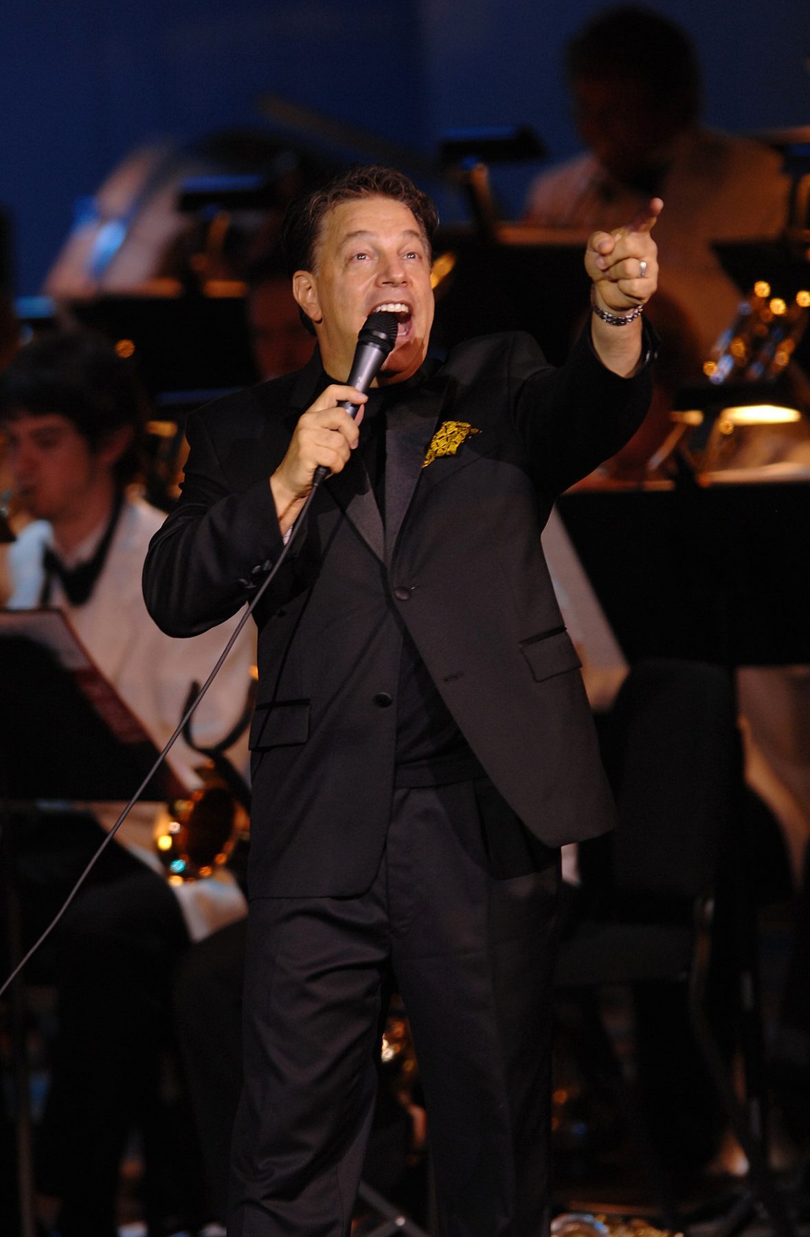 Steve Lippia performing