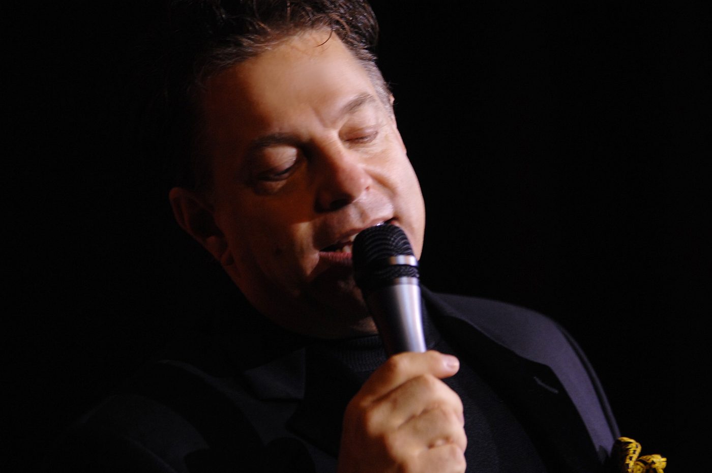 Steve Lippia in an intimate performance setting